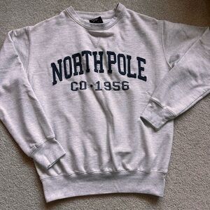 Prairie mountain Women’s light grey North Pole crew neck hoodie 🎅🏻❤️